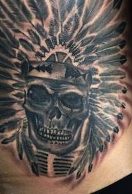 pilvo juoda Indijos kaukolė su šalmo tatuiruotės modeliu