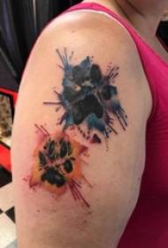 kanak-kanak perempuan di lengan yang dicat kecerunan gradien dakwat mudah garis gambar tatu cetak comel