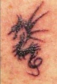 juodo genties hipokampo tatuiruotės modelis