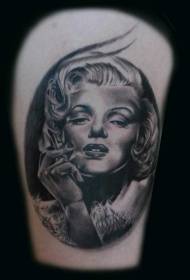 mustavalkoinen tupakointi Mary Lotus Monroe muotokuva tatuointikuvio