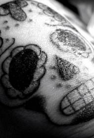 Patrón de tatuaje de calavera estilo México negro