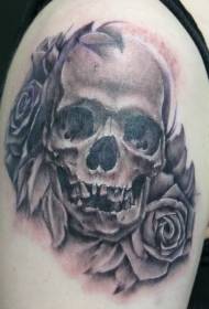 Mkubwa mkono umeibuka fuvu nyeusi muundo wa tattoo