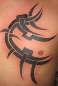 plemenski totemski uzorak tetovaža na prsima
