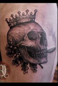 Fekete szürke stílusú dohányzó manöken koronás tetoválás mintával