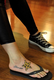 女孩子脚部好看的豹纹五角星纹身图案