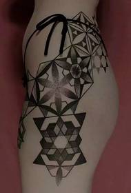 tmavě černé geometrické tetování