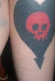Itom nga Puso sa Puso nga adunay Pula nga Pula sa tattoo sa bungo