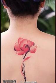 dicat pola tato bunga merah yang indah