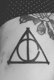 egyszerű fekete háromszög kerek tetoválás mintával