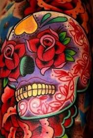 手臂彩色糖頭骨與紅玫瑰紋身圖案