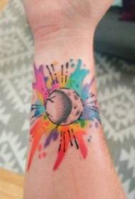 نقاشی مچ دست پسرانه روی خطوط هندسی عکس خال کوبی ماه