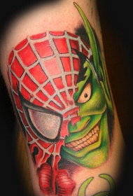 Vestito come il tatuaggio gigante verde di Spider-Man