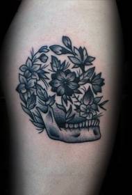 stil gdhendës model i zi dhe tatuazh i luleve