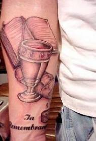 käsi ruskea kirja cup-tatuointikuviolla