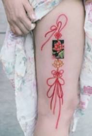 Japāņu tradicionālās ventilatora virves mezgls un citi sarkana melodija mazi svaigu tetovējumu attēli