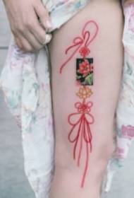 Nodo a ventaglio tradizionale giapponese e altre piccole immagini di tatuaggi freschi di melodia rossa