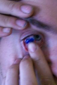 Сумасшедшие синие чернила татуировки на глаза
