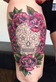 augšstilbs Meksikas melnbaltais galvaskauss ar sarkanu rožu tetovējuma rakstu