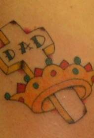 Modello di tatuaggio croce e corona d'oro