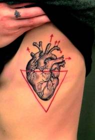 કાળા હૃદય અને લાલ ત્રિકોણ બાજુ પાંસળી ટેટૂ પેટર્ન