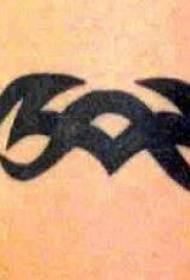 egyszerű törzsi fekete karkötő tetoválás minta