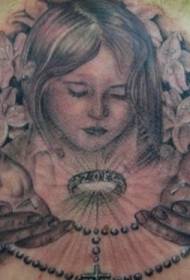 portrait de fille gris noir avec motif de tatouage de fleur