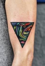mikono ya wavulana walijenga gradient jiometri za picha za pembetatu za tattoo