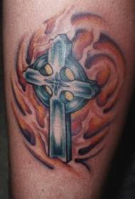 крст с племенским узорком тетоваже пламена