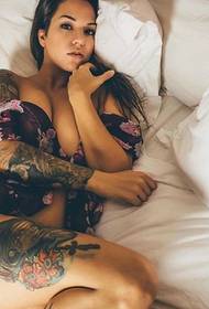 sexy donne europee e americane coperte di tatuaggi
