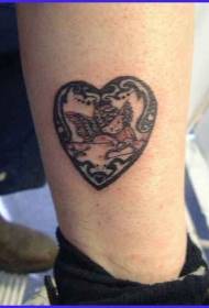 been zwart hartvormig totem tattoo-patroon