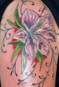 рамо оцветена ориенталска лилия татуировка снимка