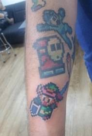 le braccia dei ragazzi hanno dipinto le linee geometriche semplici le immagini creative del tatuaggio del fumetto