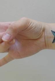 wzór tatuażu czarny i niebieski nadgarstek gwiazdy