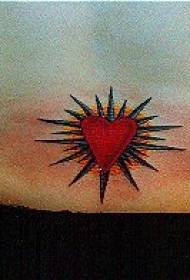 taljerødt hjerte i glødende tatoveringsmønster