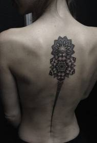 Patrón de tatuaje de columna vertebral floral tribal negro trasero