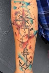 Lengan anak laki-laki dilukis pada kompas tinta dan gambar tato jangkar