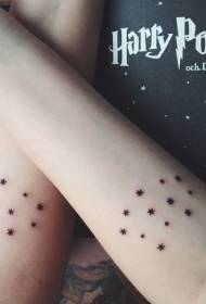 paar arm eenvoudige zwarte kleine ster tattoo patroon