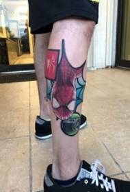 Seuns op die kuit geometriese eenvoudige lyne geverf Super Hero Spider-Man tatoeëermerk prentjies