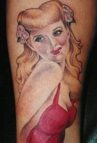 bracciale bionda ritrattu di tatuaggi cù u vestitu rossu