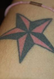 črna in rdeča petokraka zvezda tatoo vzorec