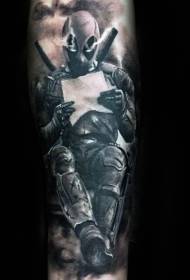 braç robot negre gris cambrer mort patró de tatuatge de lectura