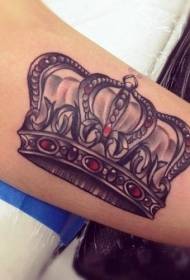 wzór tatuażu czarnej korony i czerwonego klejnotu