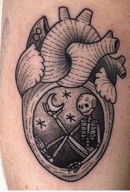 cilvēka anatomiskā sirds un galvaskausa mēness melnbaltā tetovējuma tetovējuma modelis