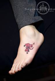 tatuaggio piccolo arco fresco sul collo del piede della ragazza