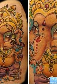 Цвят на ръката религиозен модел татуировка на слон