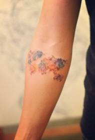 девојчиња на раката насликани апстрактни линии со мастило слики на тетоважи на светски мапи