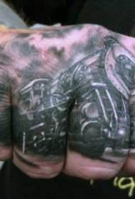fekete mozdony tetoválás minta a kéz hátsó részén