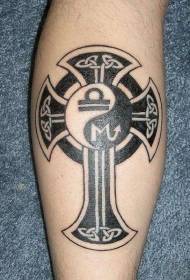 pettegolezzi yin e yang e totem tribale e disegno del tatuaggio a croce