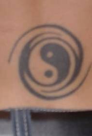 klassyk swart-wyt yin- en yang-roddel tattoopatroan