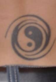 modello classico di tatuaggio gossip yin e yang in bianco e nero